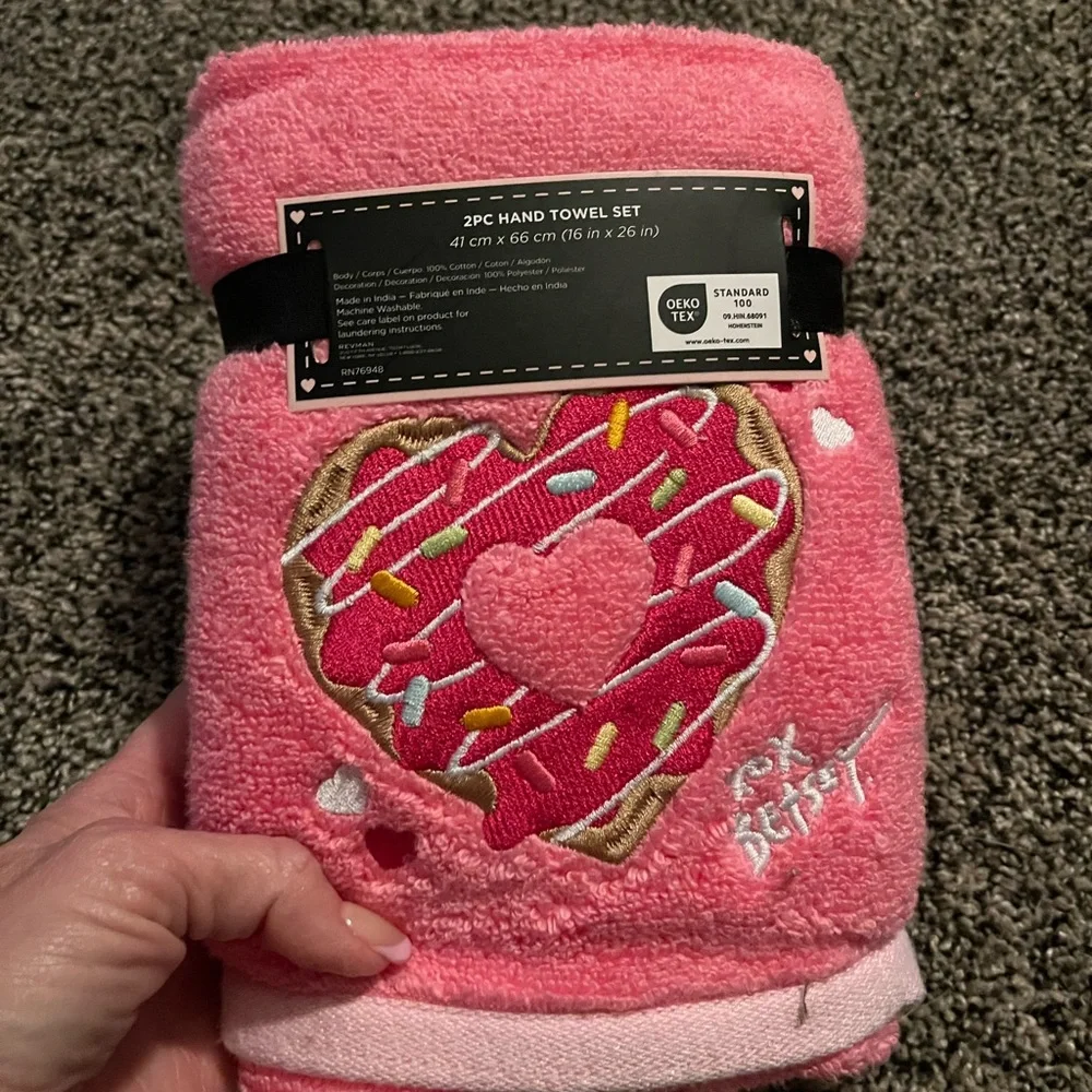 Betsey Johnson set of 2 hand towels